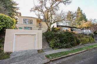 616 SW Moss St in Portland, OR - Building Photo - Building Photo