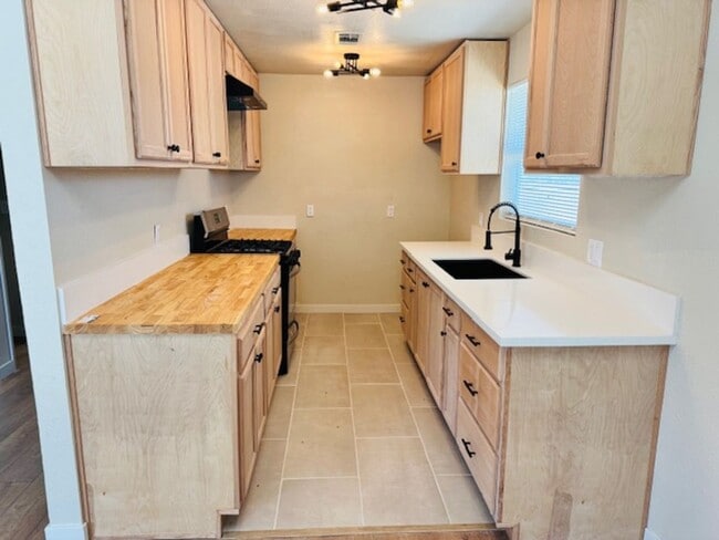 45402 5th St E in Lancaster, CA - Building Photo - Building Photo