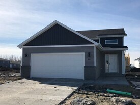 821 Cathy Dr W in West Fargo, ND - Building Photo