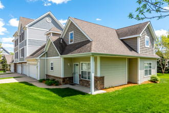 Walnut Crest in Urbandale, IA - Building Photo - Building Photo