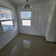 5735 S Rimpau Blvd, Unit 5735 in Los Angeles, CA - Building Photo - Building Photo