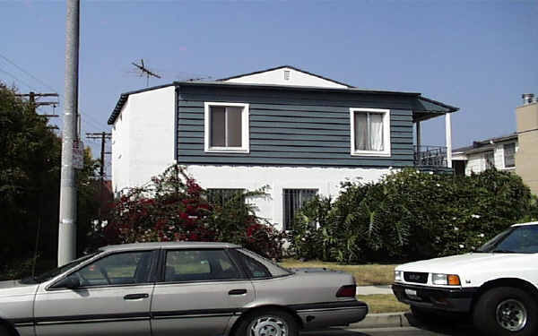 221-225 S Fuller Ave in Los Angeles, CA - Building Photo