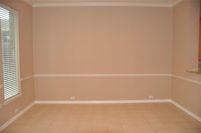 property at 3305 Knollcrest Ln