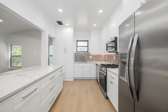 9940 Robbins Dr in Beverly Hills, CA - Building Photo - Interior Photo