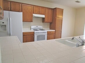2777 Stonecrest Way in Hanford, CA - Building Photo - Building Photo
