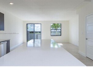 9076 NW 158th St in Miami Lakes, FL - Foto de edificio - Building Photo