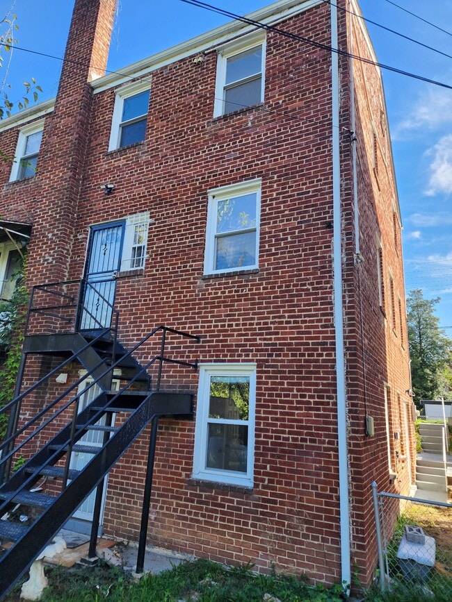 467 Burbank St SE in Washington, DC - Building Photo - Building Photo