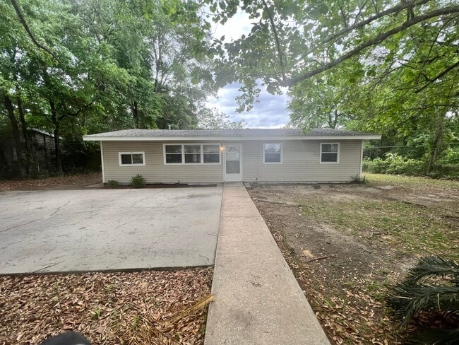 property at 3611 S Lakewood Dr