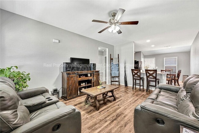 716 NW 70th Ave in Bentonville, AR - Foto de edificio - Building Photo