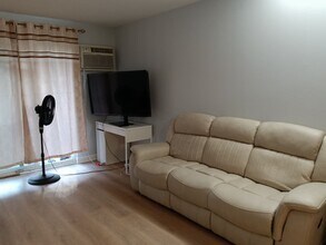 1075 Knoll Ln, Unit 101 in Hoffman Estates, IL - Foto de edificio - Building Photo