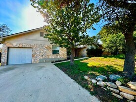 327 Patriot N Dr in Kerrville, TX - Building Photo