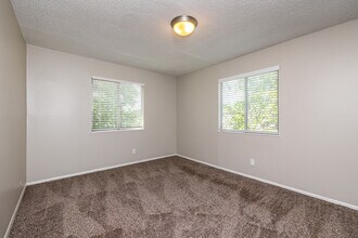 Riviera Apartments in Kansas City, MO - Building Photo - Interior Photo