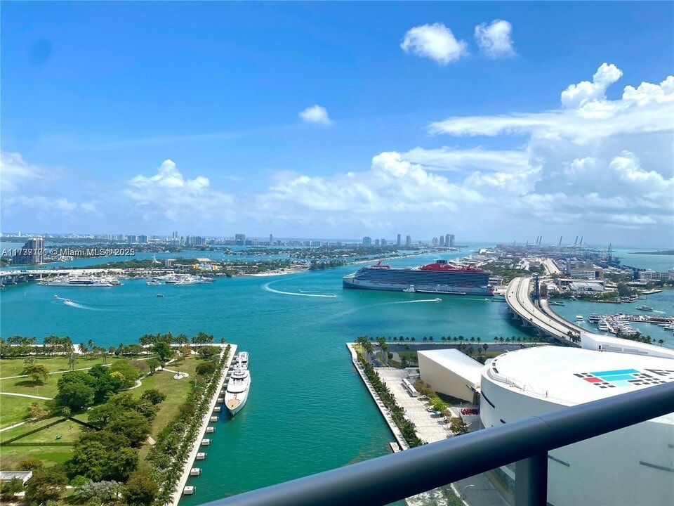 888 Biscayne Blvd in Miami, FL - Building Photo