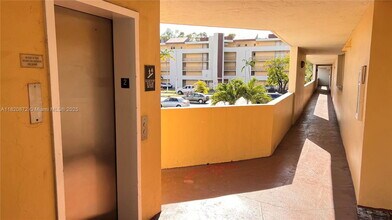 8850 Fontainebleau Blvd in Miami, FL - Building Photo - Building Photo