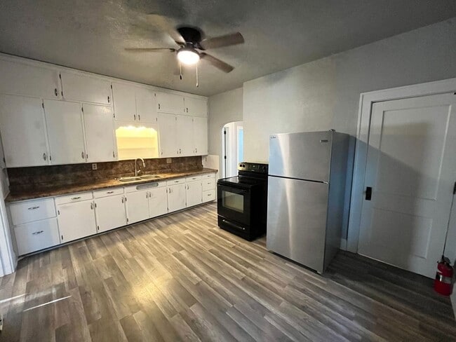 property at 933 S 5th Ave