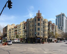 Portico in San Diego, CA - Foto de edificio - Building Photo