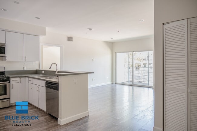 4305 Laurel Canyon Blvd in Los Angeles, CA - Building Photo - Building Photo
