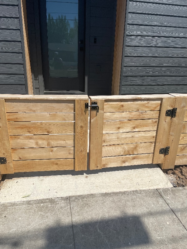 property at 5605 N Lombard St