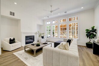 21 Crain Sq Blvd in Houston, TX - Foto de edificio - Building Photo