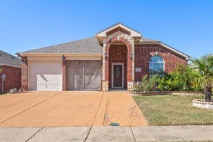 943 Furlong Dr in Grand Prairie, TX - Building Photo
