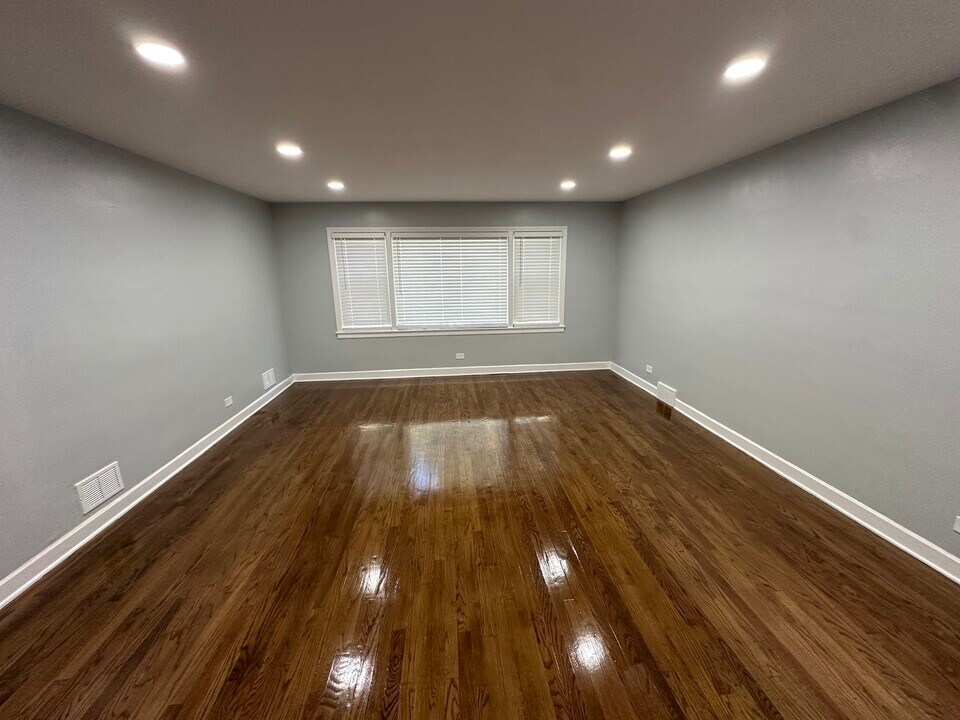 8232 Keating Ave in Skokie, IL - Building Photo