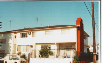 3152 San Marino St in Los Angeles, CA - Building Photo - Building Photo