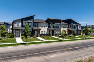 Strata Apartments in Logan, UT - Foto de edificio - Building Photo
