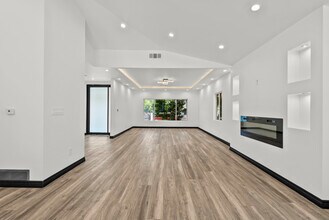4825 San Feliciano Dr in Woodland Hills, CA - Foto de edificio - Building Photo