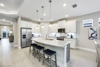 28109 Seasons Tide Ave in Bonita Springs, FL - Foto de edificio - Building Photo
