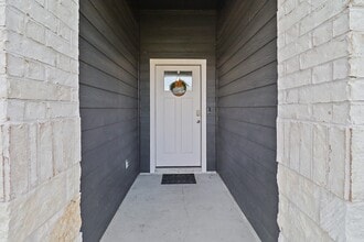 127 Walnut Hl Ct in Anahuac, TX - Building Photo - Building Photo