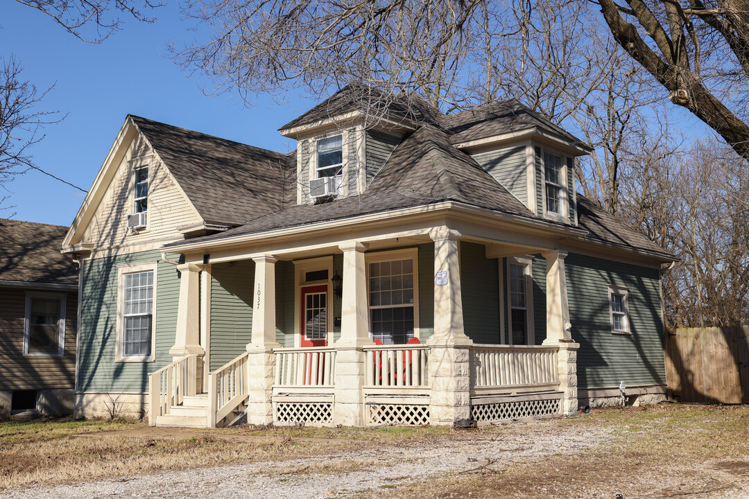 1037 W State St in Springfield, MO - Building Photo