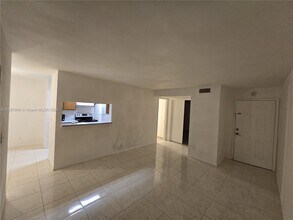 4040 NW 87th Ave in Sunrise, FL - Building Photo - Building Photo