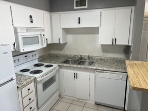 525 E Peppertree Ave in Apache Junction, AZ - Building Photo - Building Photo