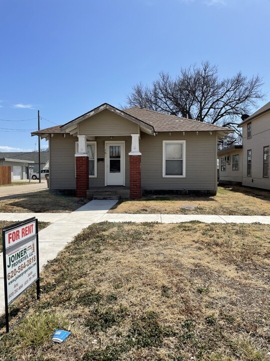 165 W 5th St in Hoisington, KS - Foto de edificio
