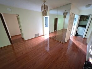 285 Village Ct in Kingston, NY - Building Photo - Building Photo
