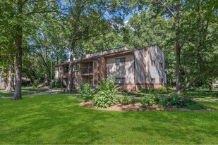 Pine Creek Apartments in Holland, MI - Building Photo