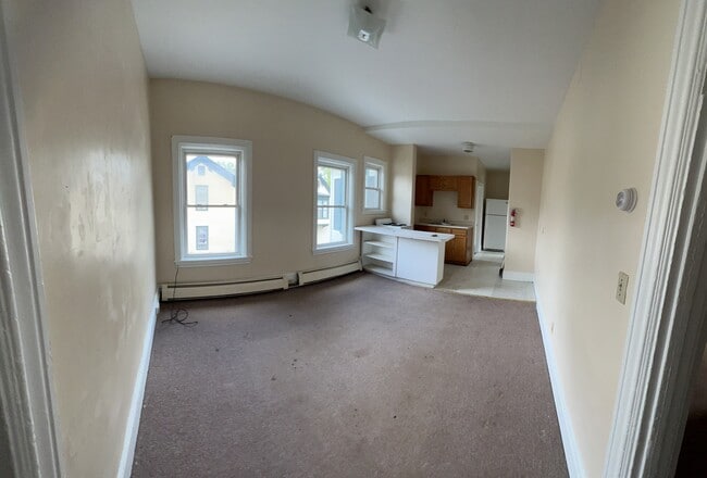 24 Loomis St, Unit 5 in Burlington, VT - Foto de edificio - Building Photo