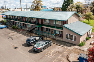 2057 S 7th St in Lebanon, OR - Building Photo - Building Photo