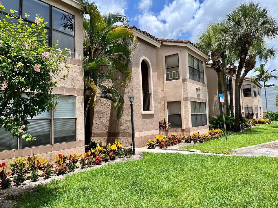 2796 S University Dr, Unit 2207 in Davie, FL - Building Photo