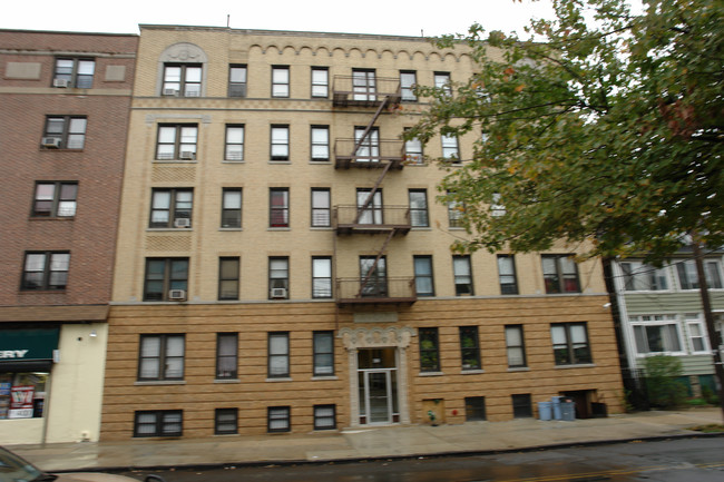 495 Van Cortlandt Park Ave in Yonkers, NY - Foto de edificio - Building Photo