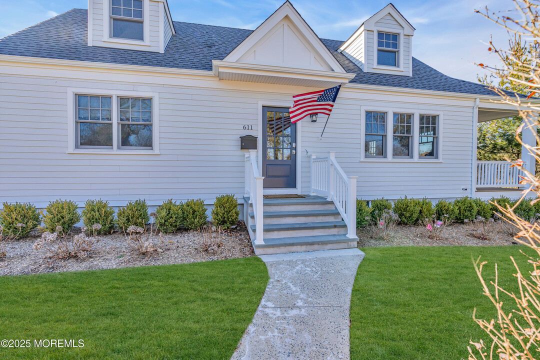 611 St Clair Ave in Spring Lake, NJ - Building Photo