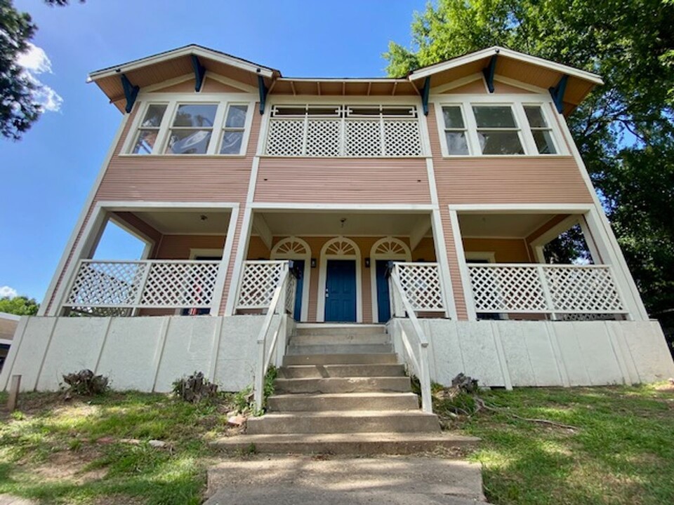 107 1/2 E Kings Hwy in Shreveport, LA - Foto de edificio