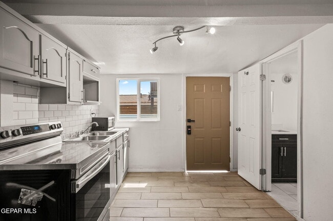 property at 2805 Grant Ave