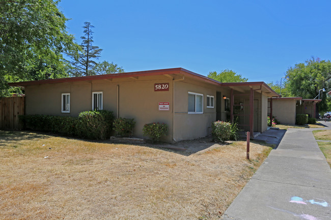 Woodfield Apartments in North Highlands, CA - Foto de edificio - Building Photo