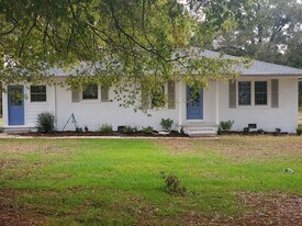 15640 Ewart Rd in Huntersville, NC - Building Photo