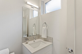 5336 Roosevelt Way NE in Seattle, WA - Building Photo - Interior Photo