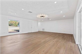 10072 Northcliffe Blvd in Spring Hill, FL - Foto de edificio - Building Photo