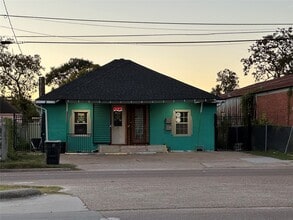 304 Lockwood Dr in Houston, TX - Building Photo - Building Photo