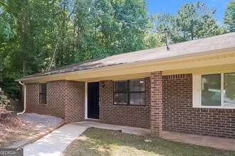 8375 Warren Dr in Douglasville, GA - Building Photo - Building Photo