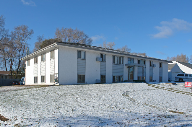 5770 2nd St NE in Fridley, MN - Foto de edificio - Building Photo